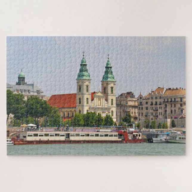 Innere Stadtkirche und Boote, Budapest, Ungarn (Horizontal)