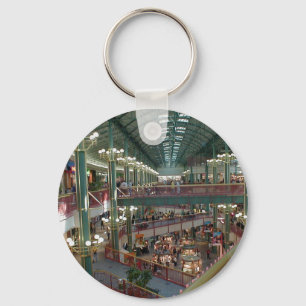 Innerhalb des Malls der Speicher-Menge Amerikas Schlüsselanhänger