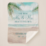 Insel Breeze Beach der neue Mr. & Mrs. Newlyweds Sherpadecke<br><div class="desc">Insel Breeze Painted Beach Szene, mit Ocean Waves, Sandy Beach und Palmen, mit einem schönen aquamarinen blauen Himmel. Mit modernen Typografie-Script-Schriftart. Ein Sommer tropischer Strand, oder Hochzeit in Urlaubsort Design - personalisiert den neuen Mr. & Frau Name geschrieben in den Sternen & Datum, Monogram Newlywed Sherpa Blanket! ~ Karo mein...</div>