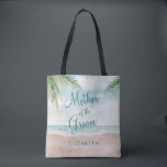 Insel Breeze Painted Beach Mother of the Groom Tasche<br><div class="desc">Insel Breeze Painted Beach Szene,  mit Ocean Waves,  Sandy Beach und Palmen,  mit einem schönen aquamarinen blauen Himmel. Mit modernen Typografie-Script-Schriftart. Ein Sommer tropischer Strand,  oder Hochzeit in Urlaubsort Design - Personalisierte Mutter der Bride Tragetaschen! ~ Karo mein Shop zu sehen,  die gesamte Hochzeitssuite für dieses Design!</div>