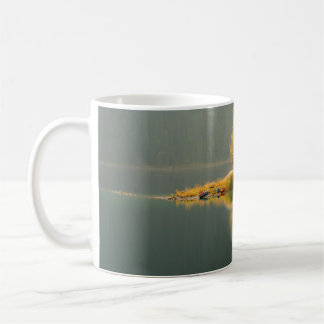 INSEL UMGEBEN VON WASSER KAFFEETASSE