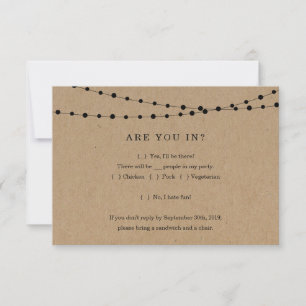 Insérez la carte de réponse d'invitation amusante