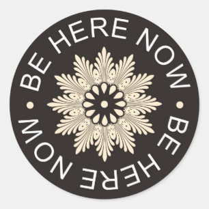 Inspiration 3 Word-Zitate ~Be here Now~ Runder Aufkleber