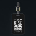 Inspiration, die wir durch das Anheben anderer erh Gepäckanhänger<br><div class="desc">Inspirationsmotivation zitieren,  um Sie inspiriert behalten und andere um Sie herum zu motivieren. Schönes Sprichwort,  freundlich zu sein,  einander zu unterstützen und einander zu helfen. Wir erheben uns,  indem wir andere heben. Die Hintergrundfarbe kann auf die gewünschte Farbe angepasst werden.</div>