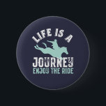 Inspiration für Pferderennfahrten Button<br><div class="desc">Das Leben ist eine Reise. Genießen Sie die Fahrt. Inspiration und motivierend Reitdesign für diejenigen,  die Reiten oder Polosport Liebe haben. Coole Vintage und Not leidende Reitgüter für Pferdefreunde,  Pferdefahrer oder Scheunenarbeiter. Ideal um den National I Liebe Horse Day zu feiern. Großartiges Weihnachtsgeschenk und Geburtstagsgeschenk für Familie und Freunde.</div>