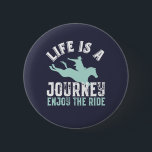 Inspiration für Pferderennfahrten Button<br><div class="desc">Das Leben ist eine Reise. Genießen Sie die Fahrt. Inspiration und motivierend Reitdesign für diejenigen,  die Reiten oder Polosport Liebe haben. Coole Vintage und Not leidende Reitgüter für Pferdefreunde,  Pferdefahrer oder Scheunenarbeiter. Ideal um den National I Liebe Horse Day zu feiern. Großartiges Weihnachtsgeschenk und Geburtstagsgeschenk für Familie und Freunde.</div>