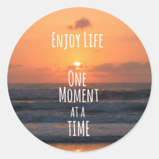 Inspiration: Genießen Sie das Leben: Einen Moment. Runder Aufkleber