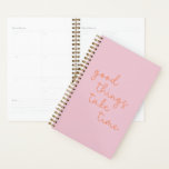 Inspiration in Rosa und Orange Planer<br><div class="desc">Hochwertiges,  ermutigendes und inspirierendes Zitat in trendigem Pastellrosa und orangefarbenem,  modernem Schriftsatz - Gute Dinge brauchen Zeit!</div>