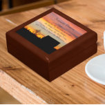 Inspiration Serenity Gebet Sonnenuntergang Silhoue Erinnerungskiste<br><div class="desc">In dieser hölzernen Geschenkboxen können Sie Schmuck,  Schmuck und andere kleine Kuchen in der Keramik aufbewahren,  die das Foto eines dramatischen,  ländlichen Sonnenuntergangs und dunkler Silhouetten mit den inspirierenden Worten des Gesangs darstellt. Wählen Sie Ihre Geschenkboxen und Farbe.</div>