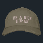 Inspiration Zitat Minimalistische Typografie Cool Bestickte Baseballkappe<br><div class="desc">Einfaches inspirierendes Zitat in Taupe und Blüte - Sei ein netter Mensch.</div>