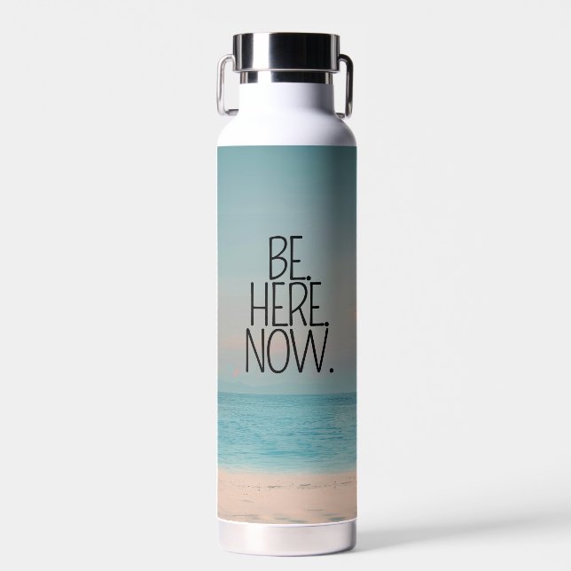 Inspiration Zitat SEIN HIER JETZT Strand Modern Trinkflasche (Vorne)
