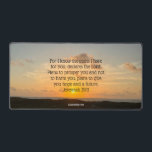 Inspirational Bible Verse Jeremiah 29:11 Sonnenauf Schreibtischunterlage<br><div class="desc">Denn ich kenne die Pläne, die ich für dich habe, erklärt der Herr. Pläne, Ihnen zu gedeihen und nicht Ihnen zu schaden, Pläne, Ihnen Hoffnung und eine Zukunft zu geben. Jeremiah 29:11 Bibelverse auf einem schönen Foto von einem Sonnenaufgang des Ozeans. Diese inspirierende Zitat-Schreibtischmatte enthält Ihren eigenen Text unter einem...</div>