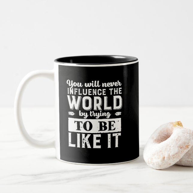 Inspirationsmotivation Zitat immer Sie selbst sein Zweifarbige Tasse (Mit Donut)