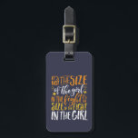 Inspirationsquelle für den Kampf im Mädchen Gepäckanhänger<br><div class="desc">Inspirationsmotivation zitieren, um Sie inspiriert behalten und andere um Sie herum zu motivieren. Wunderschönes Sprichwort über den starken und tapferen Girl-Kämpfer, Athlet, Sportlerinnen. Es ist nicht die Größe des Mädchens im Kampf, aber es ist die Größe des Kampfes im Mädchen. Entschlossenheit ist wichtig. Die Hintergrundfarbe kann auf die gewünschte Farbe...</div>