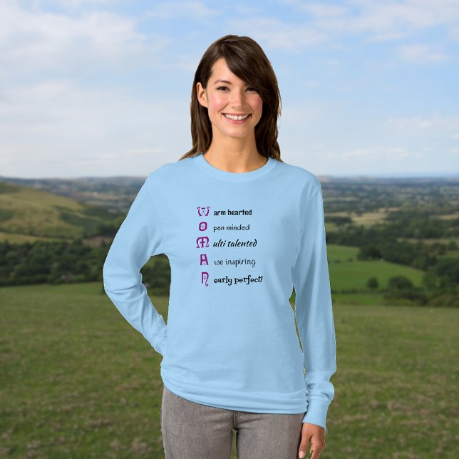 Inspirierend FRAU-Text T-Shirt (Model is wearing long sleeve t-shirt in light blue)