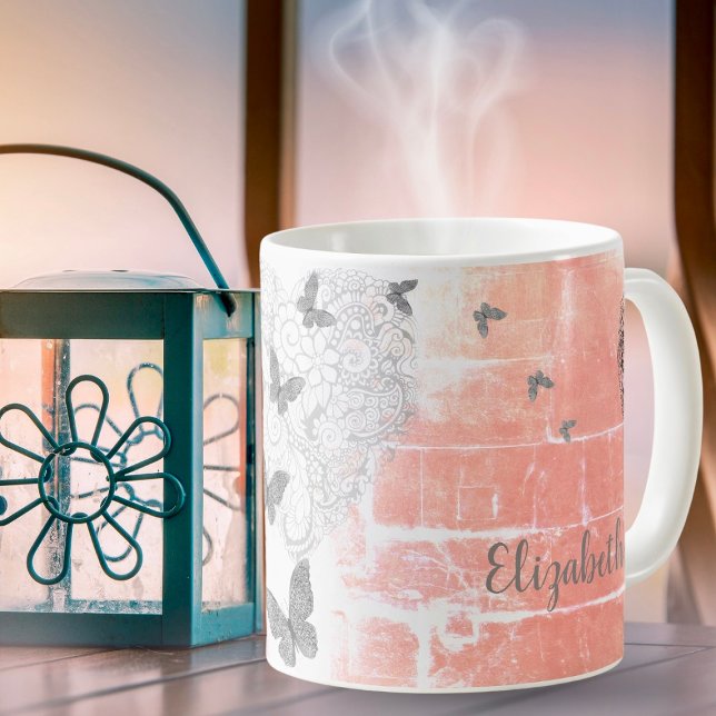 Inspirierend Herzen auf einem rustikalen Pfirsich Kaffeetasse (Start your day with a touch of enchantment and the soothing hues of peach color.)