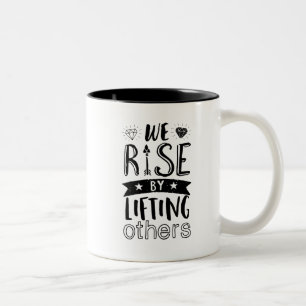 Inspirierend nettes Zitat erhöhen uns wir um das Zweifarbige Tasse