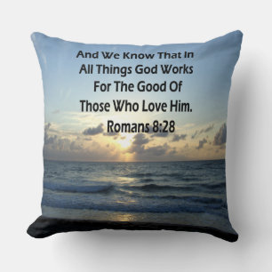 INSPIRIEREND RUMÄNE 8:28 BIBLE VERSE KISSEN