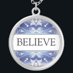 Inspirierend Wort - GLAUBEN Sie Anhänger Versilberte Kette<br><div class="desc">Tragen Sie einen Wortanhänger mit dem inspirational Wort TRAUM, um zu motivieren und sich zu inspirieren oder es als einzigartiges und denkwürdiges Geschenk für Ihre Familie und Freunde zu geben. Die Mitteilungshalskette mit den ursprünglichen Entwürfen kombinieren Inspiration mit Schönheit. Sie können den Sterlingsilberanhänger mit Ihrem inspirierend Lieblingswort auch besonders anfertigen,...</div>