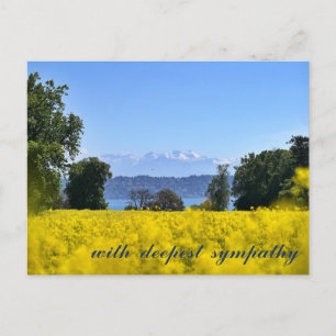 Inspirierende gelbe Blumenwiese Hügel See Mitgefüh Postkarte