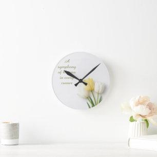 Inspirierende weiße und gelbe Tulpe Runde Wanduhr