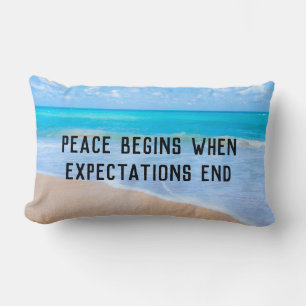 inspirierendes Zitat mit tropischer Strandlandscha Lendenkissen