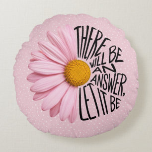 Inspirierendes Zitat und rosa Gänseblümchen Rundes Kissen