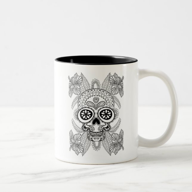Inspirierter Schädel in den Blumen Zweifarbige Tasse (Rechts)