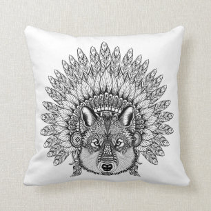 Inspirierter Wolf in gefiederter Kriegshaube Kissen