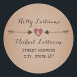 Inspiriertes Herz mit Pfeiladresse Runder Aufkleber<br><div class="desc">Ein Hochzeitsadressaufkleber mit einer Abbildung eines roten Herzens zwischen zwei Pfeilen. Hintergrund: Kartenbestand wird inspiriert. Personalisieren Sie den Text mit Ihren Namen und Ihrer Adresse.</div>