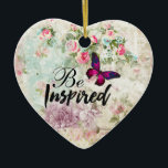 Inspiriertes Zitat & Rosa Schmetterling Shabby Col Keramikornament<br><div class="desc">Ein Ornament mit dem Sprichwort: Inspiriert werden. Das inspirierte Wort wird in einem coolen trendigen Skript-Schriftart geschrieben. Entworfen mit einem eleganten rosa Magenta Schmetterling mit lila Akzenten. Der Hintergrund ist eine schäbige Vintage Collage mit rosa Rosen und anderen dekorativen Elementen. Ein charmantes, skurriles Ambiente.</div>