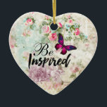 Inspiriertes Zitat & Rosa Schmetterling Shabby Col Keramikornament<br><div class="desc">Ein Ornament mit dem Sprichwort: Inspiriert werden. Das inspirierte Wort wird in einem coolen trendigen Skript-Schriftart geschrieben. Entworfen mit einem eleganten rosa Magenta Schmetterling mit lila Akzenten. Der Hintergrund ist eine schäbige Vintage Collage mit rosa Rosen und anderen dekorativen Elementen. Ein charmantes,  skurriles Ambiente.</div>