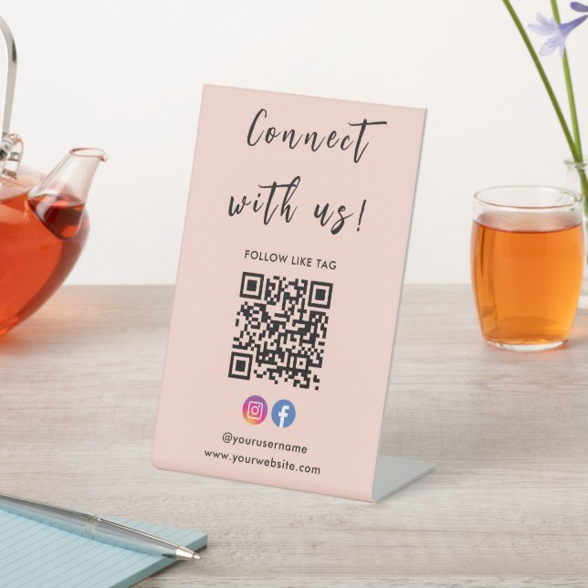 Instagram Facebook Qr Code Verbindung mit Unschärf Sockelschild (In SItu)