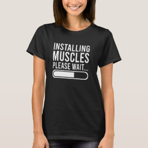 Installation von Muskeln Bitte warten - Funny Gym  T-Shirt