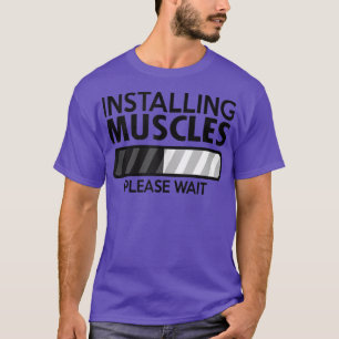 Installation von Muskeln Bitte warten Sie ein fröh T-Shirt