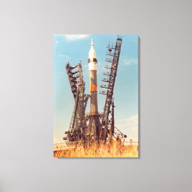 Installation von Sojus-Raumfahrzeugen in Baikonur Leinwanddruck (Vorderseite)