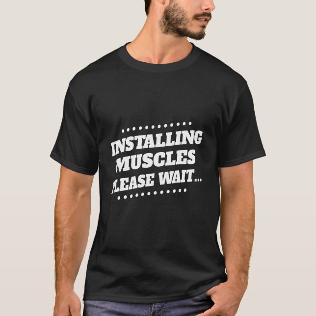 Installieren von Muskeln Bitte warten Spaß Sarcast T-Shirt (Vorderseite)