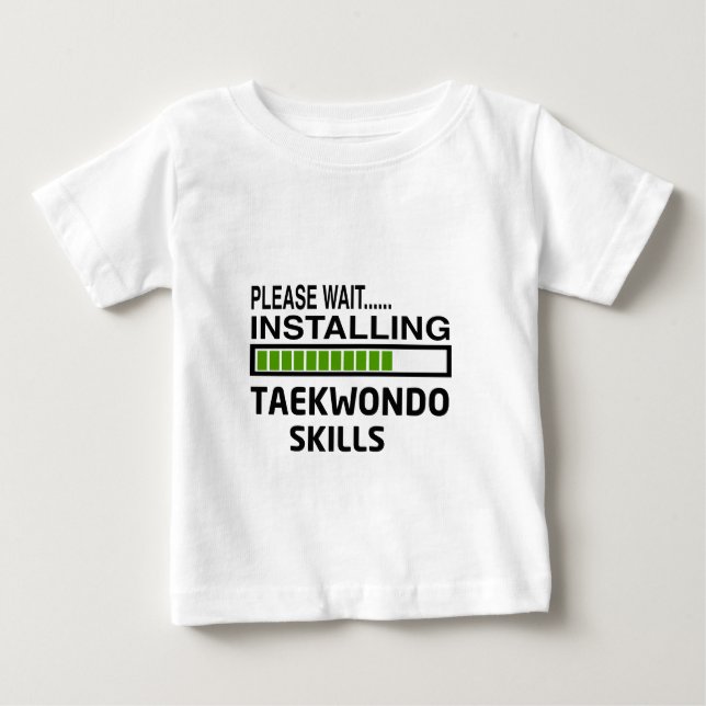Installierung von Taekwondo-Fähigkeiten Baby T-shirt (Vorderseite)