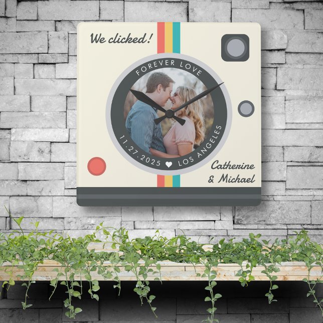 Instant Camera Couple Foto Einzigartiges Jubiläum Quadratische Wanduhr (Von Creator hochgeladen)