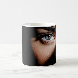 Intensiver Blick Auge Kaffeetasse