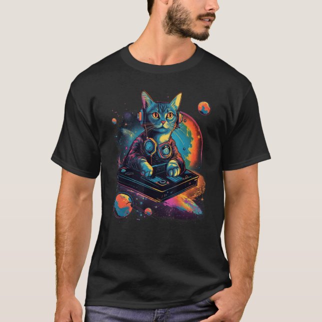 Intergalactic Cosmic DJ Cat Vibrant Retro Futurist T-Shirt (Vorderseite)