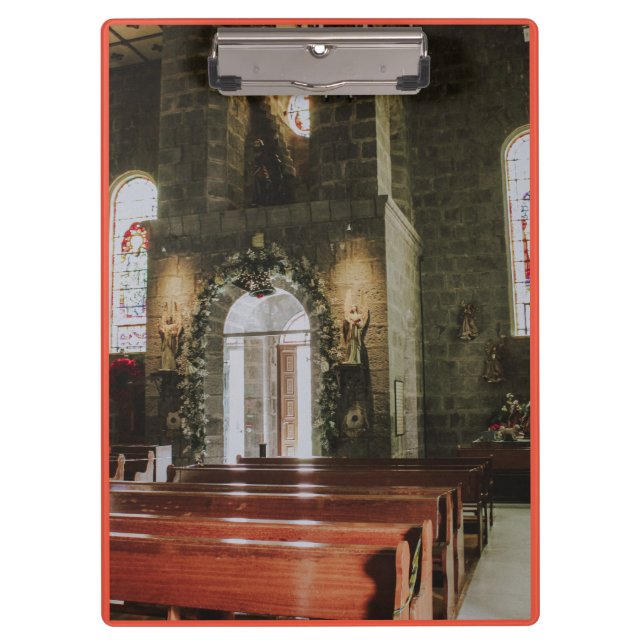 Interieur der geschmückten Steinmauer-Kirche Klemmbrett (Vorderseite)