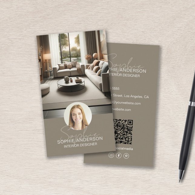 Interior Designer Skriptname Foto QR Taupe Visitenkarte (Interior Designer Script Name Photo QR Taupe Business Card)