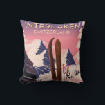 Interlaken Schweiz Skifahrplakat. Kissen<br><div class="desc">Interlaken Schweiz Ski sporting Reiseplakat.</div>