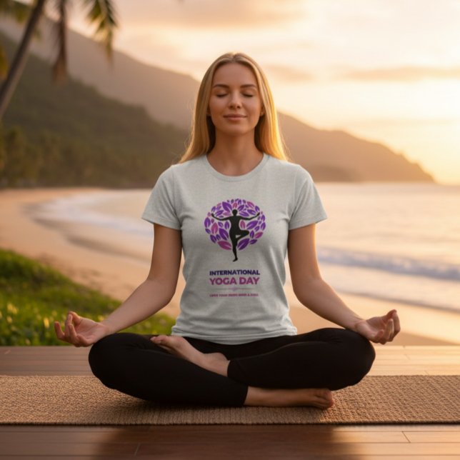 International Yoga Day Tree Pose T-Shirt Tri-Blend Shirt (Von Creator hochgeladen)