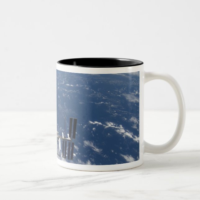 Internationale Raumstation 14 Zweifarbige Tasse (Rechts)