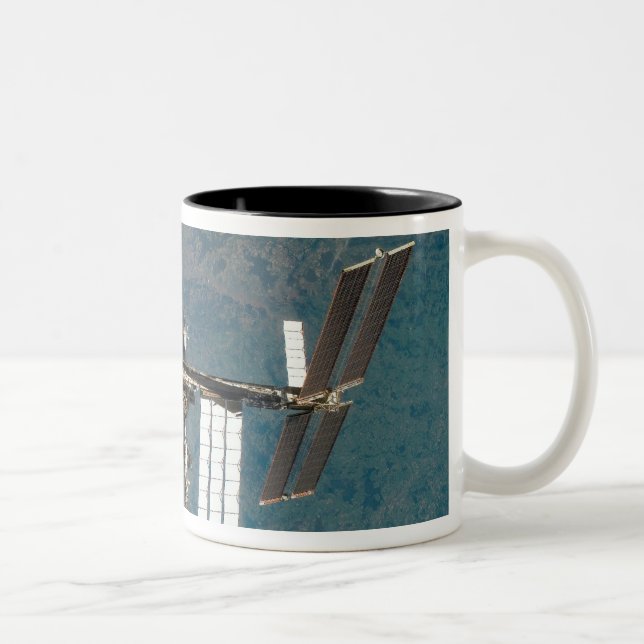 Internationale Raumstation 15 Zweifarbige Tasse (Rechts)