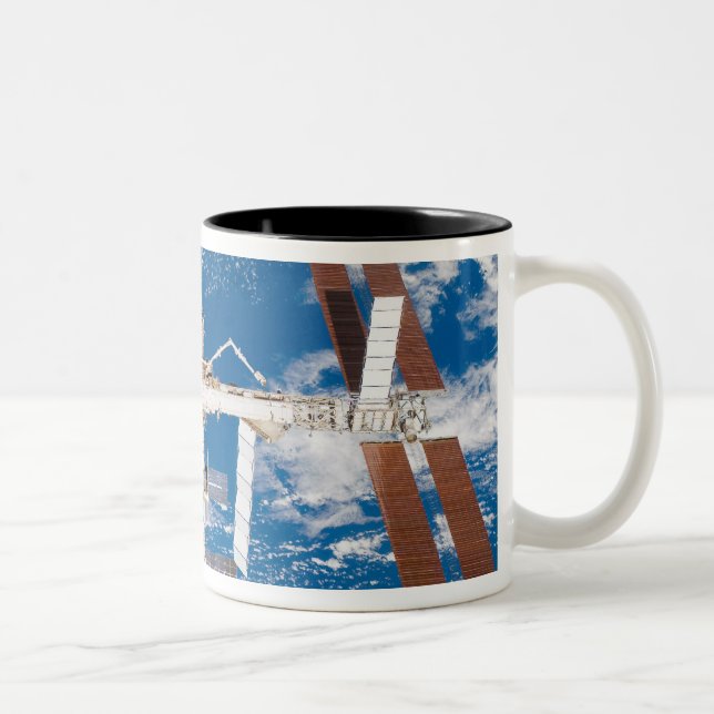 Internationale Raumstation 17 Zweifarbige Tasse (Rechts)