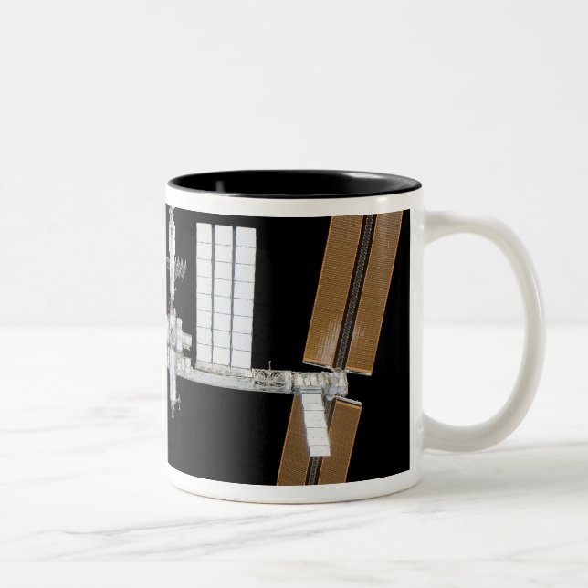 Internationale Raumstation 26 Zweifarbige Tasse (Rechts)