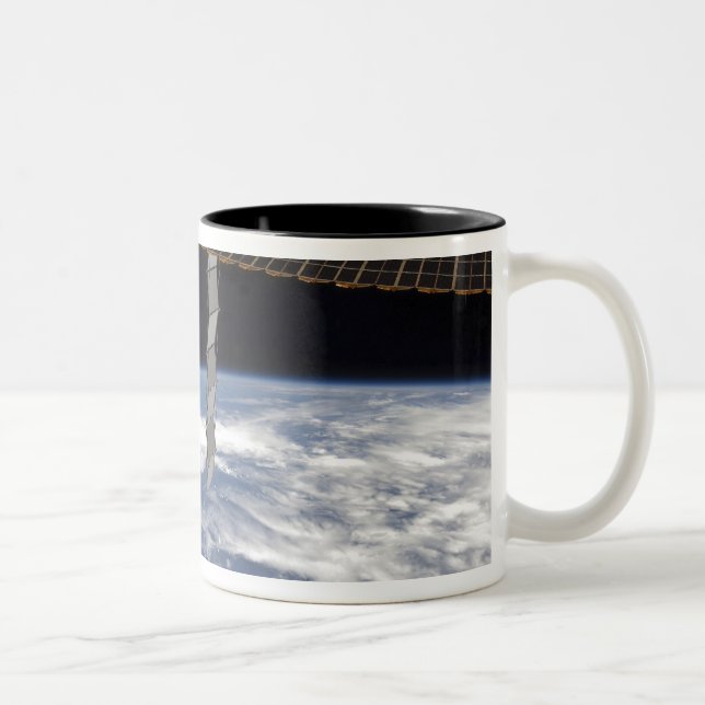 Internationale Raumstation 7 Zweifarbige Tasse (Rechts)